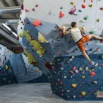 Grimpeur dans une salle d’escalade