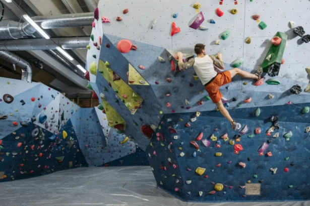 Grimpeur dans une salle d’escalade