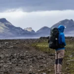 Randonneur avec sac à dos sur un sentier de montagne